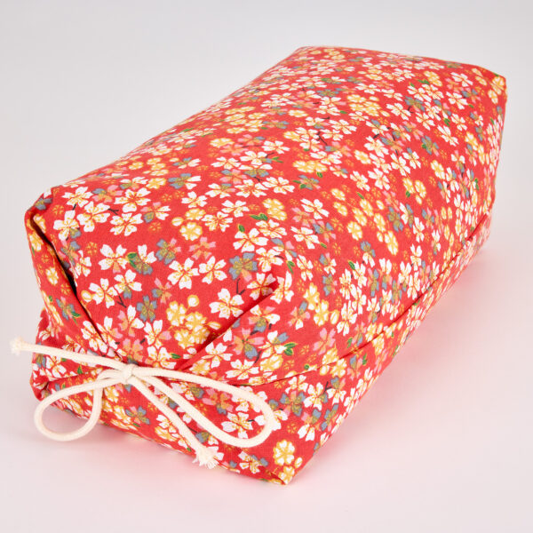 Taie en coton motif fleuri sur fond rouge pour oreiller japonais Makura – Image 4